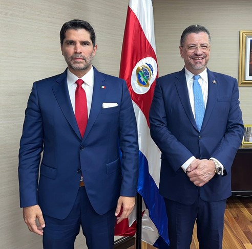 Eduardo Verástegui y el presidente Rodrigo Chaves Robles